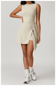 Détail de l'ensemble de sport beige avec haut sans manches et jupe de tennis à lacets