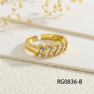 Detail of 18K gold-plated ring with baguette-cut zircon in a luxury staggered design