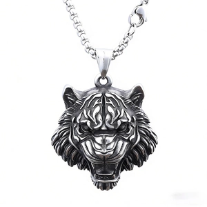 Pendentif tête de tigre viking en acier inoxydable poli au style punk et vintage
