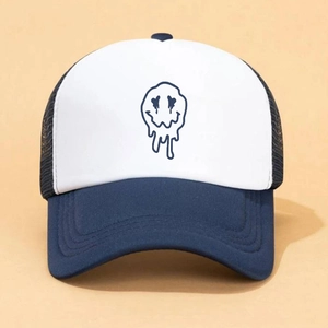 Dettaglio del cappello trucker con stampa smiley fuso e struttura in rete blu scuro