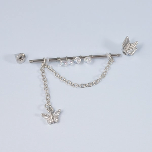Piercing industriel argenté avec chaîne, perles et pendentif papillon en zircon