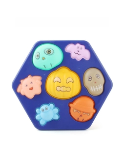 Dettaglio dello spinner esagonale a tema Halloween con bolle in silicone colorato