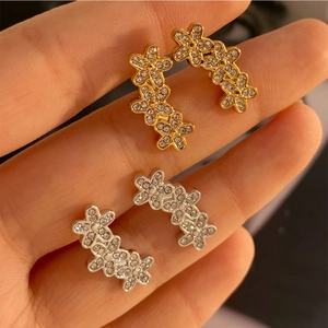 Boucles d'oreilles fleurs géométriques dorées et argentées avec strass brillants