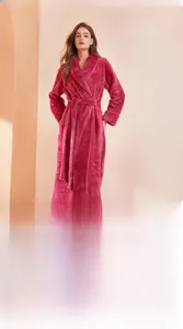 Dettaglio dell'accappatoio in peluche rosso rosa con trama a nido d'ape e cintura