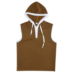 Détail d'un sweat à capuche polo sans manches marron avec cordon blanc et bouton au col