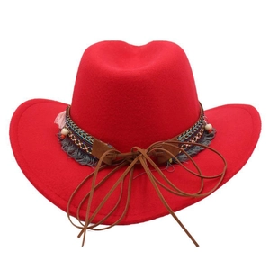Détail du chapeau de cowboy en feutre rouge avec bande ethnique, perles et glands