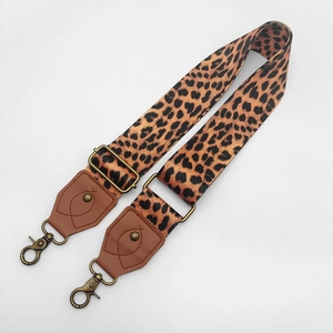 Correa ajustable con estampado de leopardo, extremos de cuero y ganchos de bronce antiguo