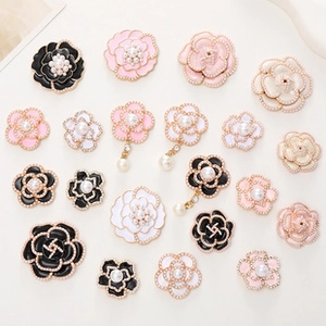 Detailansicht von Kamelien-Perlen-Emaille-Anhängern in Schwarz, Weiß und Rosa für Schmuck