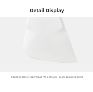 Détail de la spatule à tête ronde flexible nettoyant les parois de la poêle avec soin