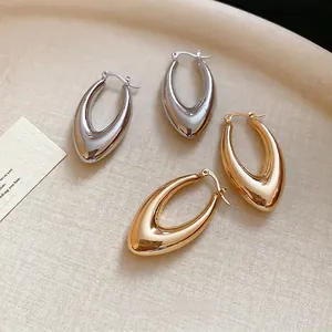 Polierte goldene und silberne Creolen im minimalistischen modernen U-förmigen Design