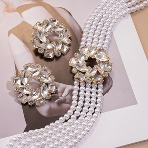 Élégant collier de perles multicouches avec fleurs en cristal étincelant sur base dorée
