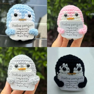 Handgefertigte Häkel-Pinguine in vier Farben mit inspirierenden Spruchkarten