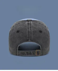 Vue arrière de casquette en jean vintage avec boucle de réglage en métal bronzé