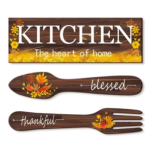 Set decorazione cucina in legno rustico con cucchiaio e forchetta floreali, cuore della casa