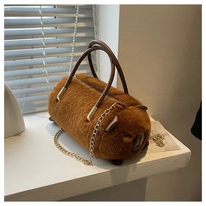 Vista dettagliata della borsa di peluche capibara con morbida pelliccia e catena