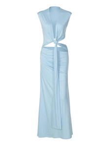 Robe longue bleu clair sans manches avec col en V profond, nœud à la taille et découpes
