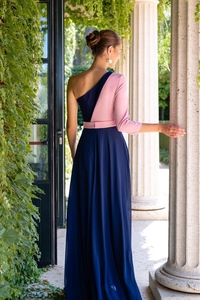Robe longue en mousseline à une épaule, bleu marine et rose avec une jupe fluide
