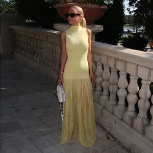 Dettaglio vestito giallo senza maniche con corpetto in maglia e gonna a pois