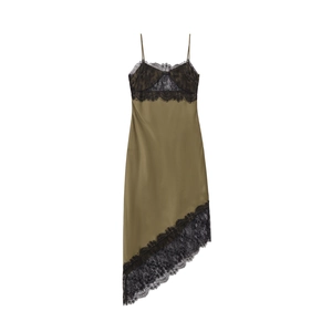 Détail de la robe en satin vert olive avec dentelle noire et ourlet asymétrique