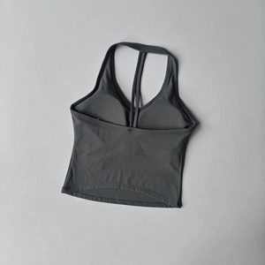 Détail à plat du soutien-gorge de sport gris foncé avec bretelles croisées au dos