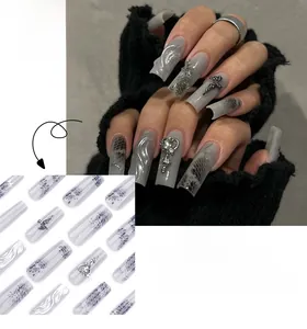 Détail de faux ongles 3D trapèze avec motif serpent gris et ornements en métal argenté