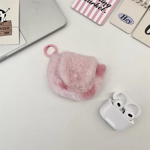 Detaillierte Nahaufnahme einer rosa Plüsch-Kopfhörertasche mit Metallhaken auf dem Tisch