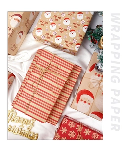 Détail du papier cadeau de Noël avec Père Noël et flocons de neige sur papier kraft brun