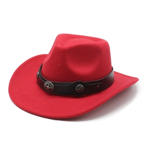 Détail d'un chapeau de cowboy rouge avec bande en cuir noir et rivets étoiles