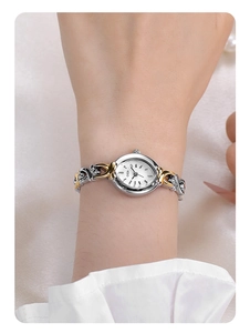 Gros plan d'une montre bracelet bicolore élégante au poignet avec perles de luxe