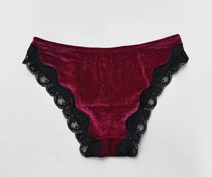 Détail d'une culotte en velours bordeaux avec dentelle noire et texture florale ajourée