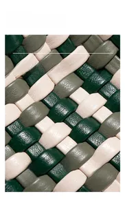 Makrodetail aus handgewebtem dreifarbigem PU-Leder mit feiner Textur und Handwerkskunst