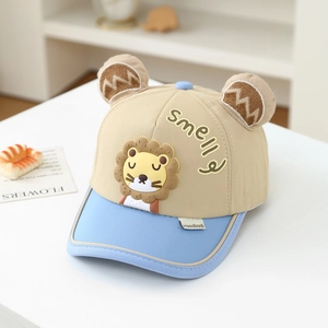 Vue détaillée de la casquette lion pour enfants avec oreilles 3D et patch gomme