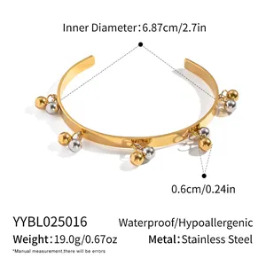 Dettaglio di perline bicolore su un bracciale in acciaio inossidabile con misure