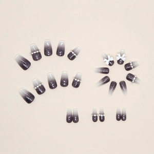 Faux ongles ballerine courts avec dégradé gris, paillettes, nœuds et diamants