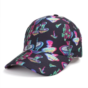 Détail de la casquette de baseball avec motif de champignons et structure à six panneaux