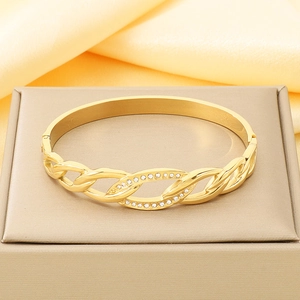 Détail du bracelet géométrique ajouré en acier inoxydable plaqué or 8k avec cristaux