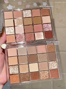 Dettaglio delle palette di ombretti a 25 colori 801 Fragola e 802 Ambra Neve Cervo