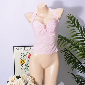 Dettaglio del top a lupetto rosa con texture a coste e design a pieghe raccolte