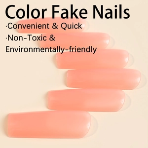 Faux ongles rose poudré translucides disposés de manière élégante et diagonale