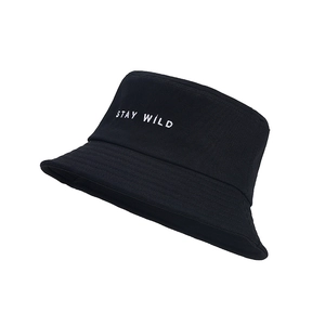 Bob classique en coton noir avec broderie blanche STAY WILD sur fond blanc neutre