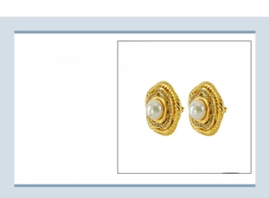 Dettaglio orecchini a perla da 25mm in acciaio inossidabile placcato oro 18k con misure