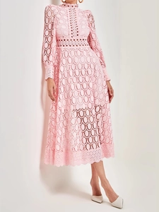 Elegantes rosa Spitzenkleid mit hohlem Design, langen Ärmeln und Stehkragen
