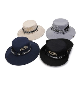 Dettaglio di cappelli da esterno a tesa larga con ricamo montagna e cinghie decorative