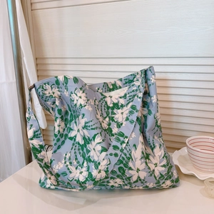 Borsa tote in tela a fiori blu con tracolla larga per l'uso quotidiano casual
