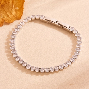 Bracelet tennis argenté classique avec zircons ovales et placage en or 18 carats