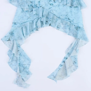 Detailansicht von himmelblauem Blumen-Netzstoff mit Rüschenkanten an einem Top