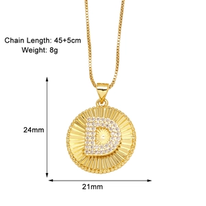 Dettaglio della collana dorata con ciondolo lettera D in zirconia e misure della catena
