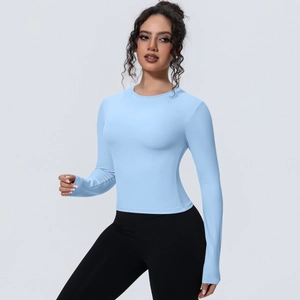 Détail du haut de yoga bleu clair à manches longues ajusté en tissu de sport respirant