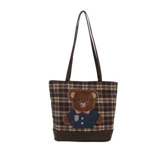 Sac cabas à carreaux chic avec broderie ours mignon et anses en cuir marron