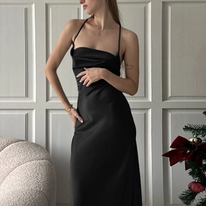 Robe longue en satin noir ajustée avec col bénitier et fente latérale pour femmes